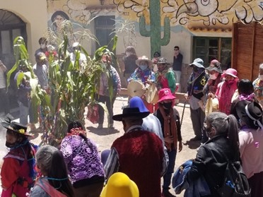 Humahuaca copleros frente al mojón. Fotos: Amalia Vargas 