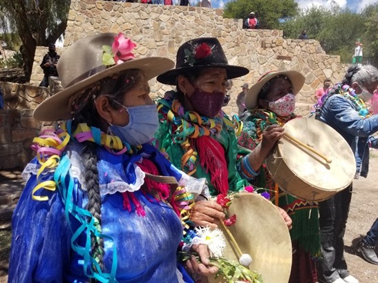 Rueda de copleras cantando al mojón en ceremonia Foto: Amalia Vargas 