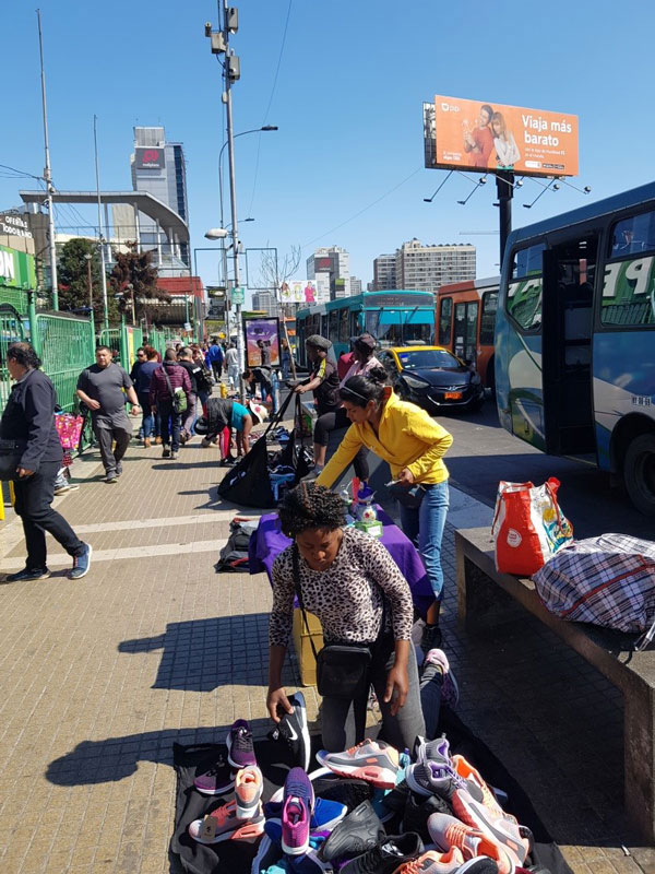 Inmigrantes haitianos, dominicanos y otros vendiendo zapatillas